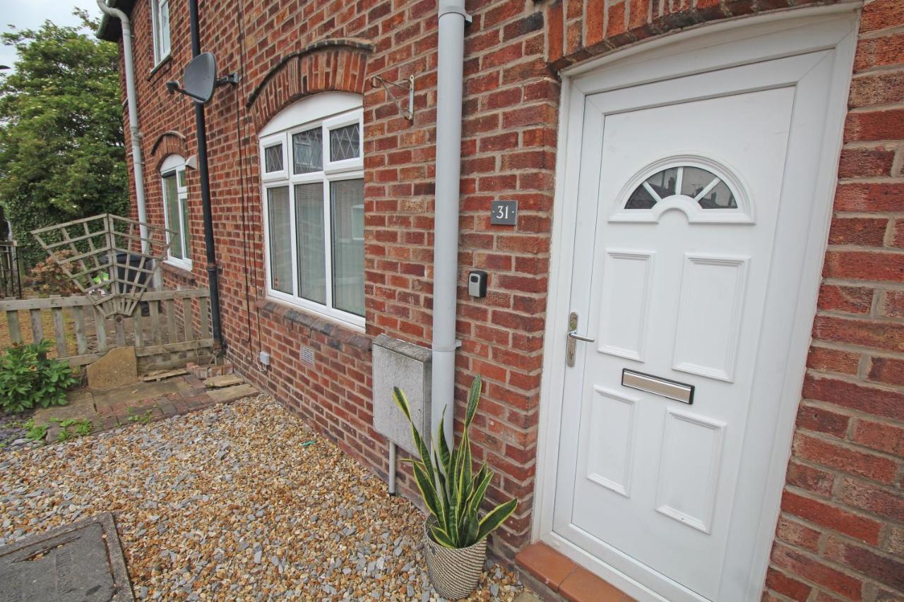 Recently Refurbished 3 Bedroom Home With Parking - Perfect For Longstays - Sleeps 8 Chester Exterior foto